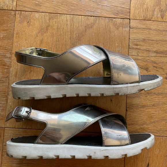 Electric Karma Women's 7 Silver/Pewter Wide Strap Criss Cross Sandals Lug Sole - Picture 3 of 5